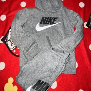 Boys 4t Nike set hooded
